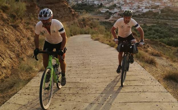 Una aventura en el desierto y La Alpujarra para que no nos olvidemos de la leucemia infantil