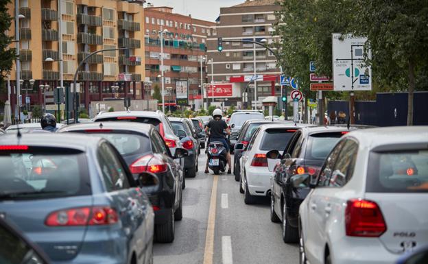 Tráfico denso en la salida de los institutos y colegios en la capital