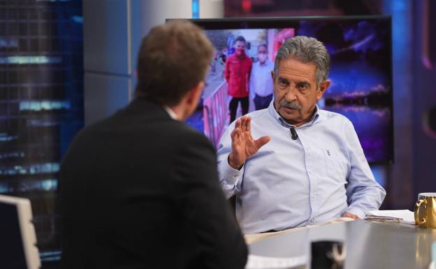 Revilla presume de aceite de oliva de Bailén ante Pablo Motos