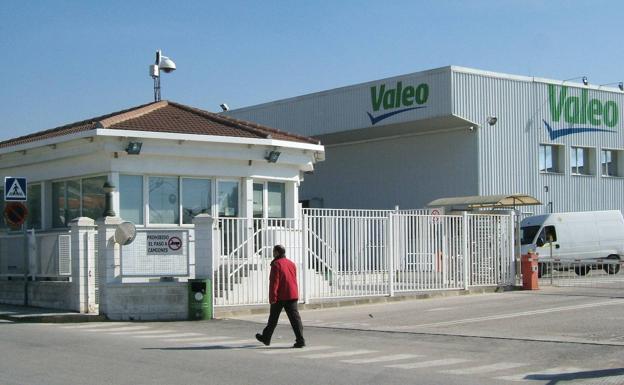 Valeo propone a sus empleados reducir las pagas extra a la mitad y una congelación salarial