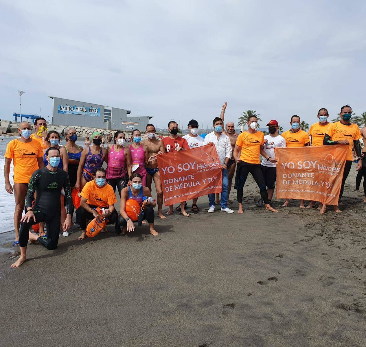 Cada vez más 'Héroes hasta la Médula' siguen cruzando la Costa del Sol a nado