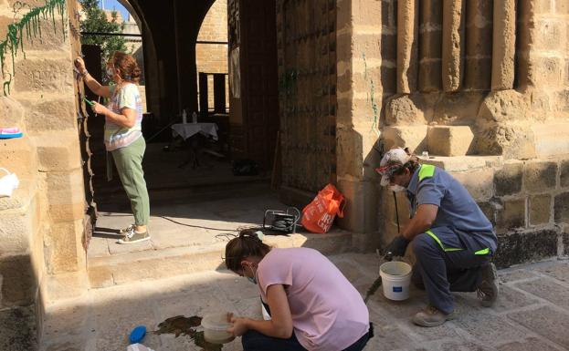 Limpian las pintadas aparecidas en la iglesia del Salvador en Baeza