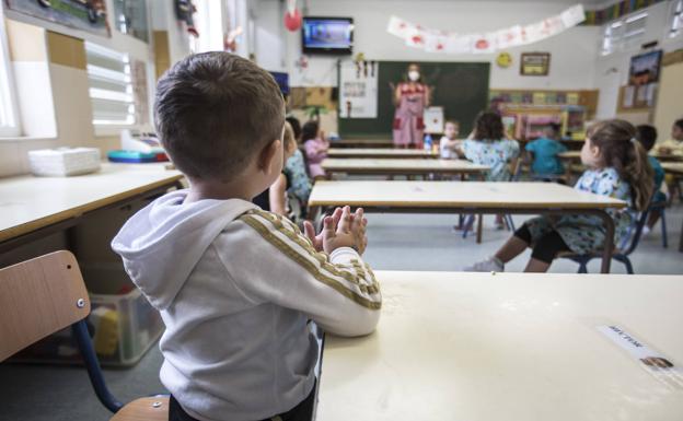 El equipo directivo del colegio de Pulianas retira su dimisión tras conseguir un profesor más