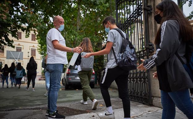 La primera semana de clases se salda con 14 centros con grupos aislados y un colegio cerrado por la Covid