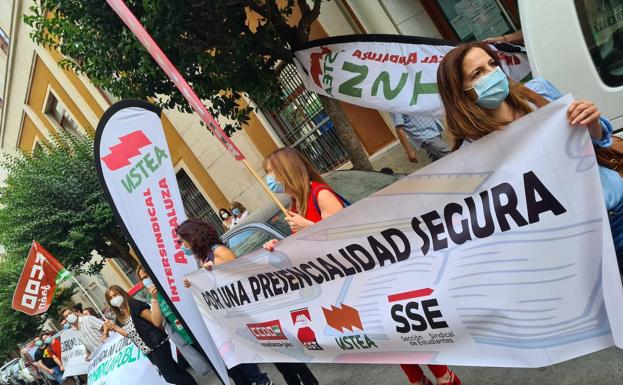Los docentes se echan a la calle para denunciar la «improvisación total» en la vuelta al cole