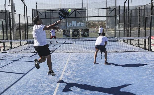 Fijan en 7.600 € indemnización por perder un dedo en pista de pádel en Jaén