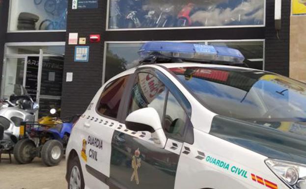 La Guardia Civil arresta a dos hombres por robar más de 3.000 euros en una tienda-taller de motos