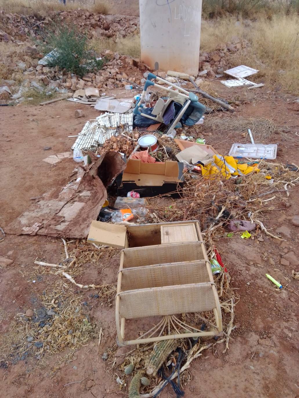 La vía verde de la Virgen, otro «punto negro» en la acumulación de residuos en Linares