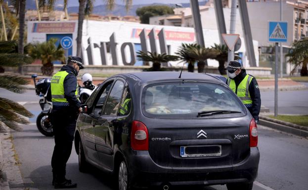 La Policía de Motril controlará desde hoy el uso de la mascarilla en el coche