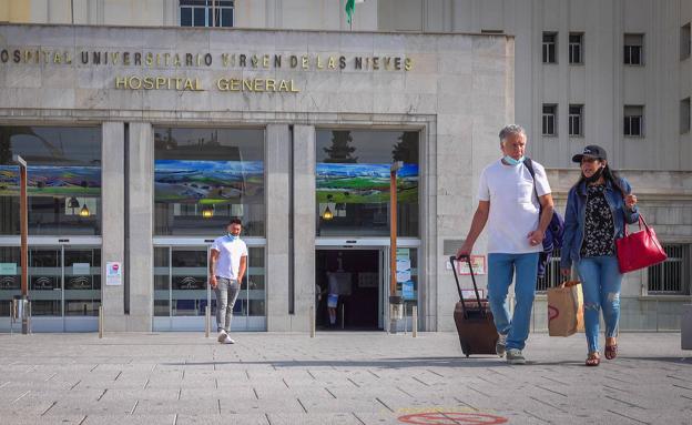 Los brotes del Virgen de las Nieves mantienen a 80 sanitarios aislados