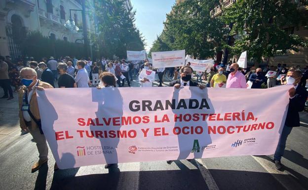 Más de un millar de empresarios y trabajadores de la hostelería piden el rescate del sector en Granada
