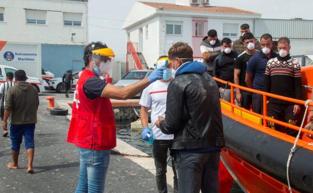 Trasladan a Motril a más de medio centenar de inmigrantes llegados a Almería