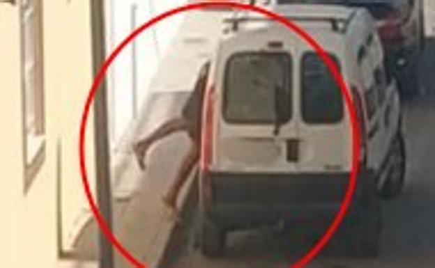 Cazan a un ladrón tras grabarle un testigo robando en un coche y colgar el vídeo en redes sociales