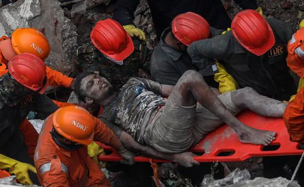 Mueren 39 personas en el derrumbe de un edificio en India