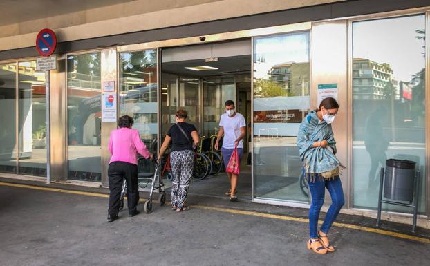 Los brotes del hospital Virgen de las Nieves acumulan 15 nuevos contagiados