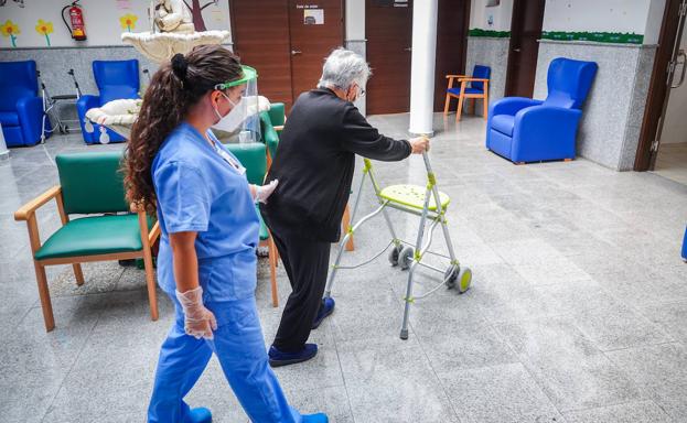 La Junta da marcha atrás y modifica la orden que provocó el cierre de los centros de día