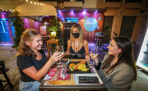 Los pubs empiezan a ofrecer comida o cambian de licencia para poder abrir