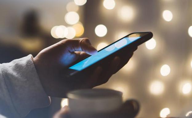 Los tres códigos que puedes marcar en el teléfono para saber si lo han hackeado