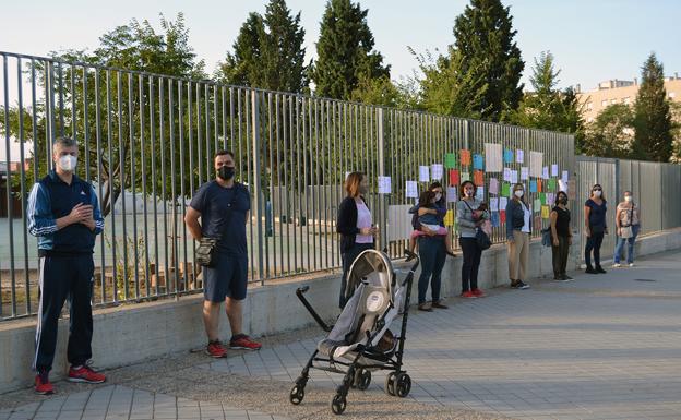 Familias del colegio Elena Martín Vivaldi piden más profesores para mantener las distancias en las aulas