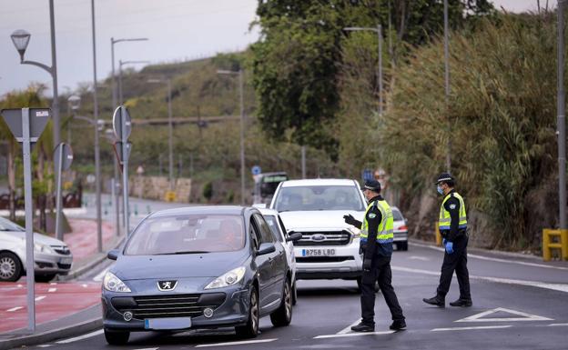 Detienen a tres individuos en Motril por forzar al menos 9 coches para robar en su interior