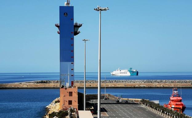La pandemia reduce casi un 98% los pasajeros de verano en el Puerto de Almería