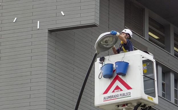 El Ayuntamiento de Granada repondrá más de 1.500 lámparas del alumbrado en los próximos meses