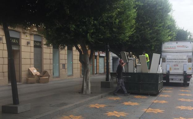 Zara ejecuta su marcha del Paseo y desmonta su tienda tras décadas ubicada en el centro