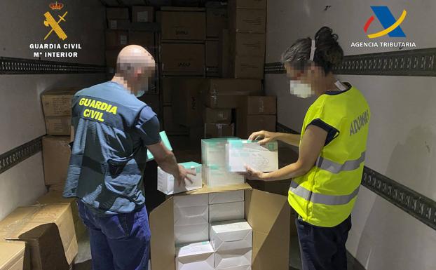 Intentan enviar a Argelia un millón de mascarillas de contrabando desde el Puerto de Almería
