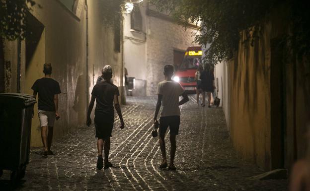 La noche del sábado se salda con 31 denuncias por botellones y una veintena por fiestas en pisos