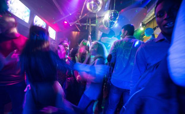 Un viaje en bus a la Playa de los Muertos acaba en un brote entre Erasmus con más de 40 contagios