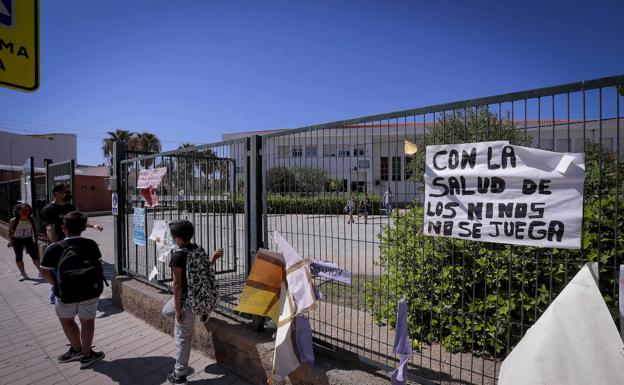 Los padres de 30 alumnos de una misma clase de Carchuna no llevan a sus hijos al centro y reclaman el desdoble el aula