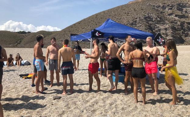 «Ni nos midieron la temperatura, ni hubo separación en el trayecto»