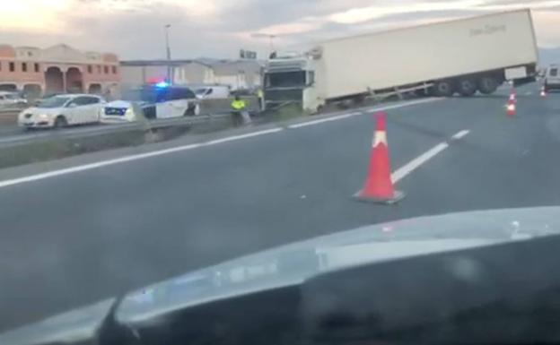 Retenciones en la A-92 a la altura de Cijuela por la salida de vía de un camión