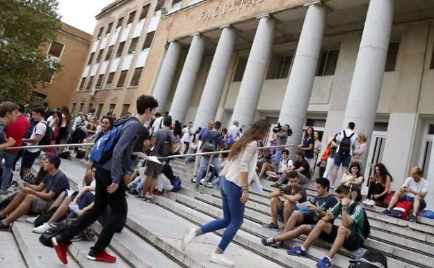 Las tasas universitarias bajan en cinco autonomías, Cataluña y Madrid las más caras