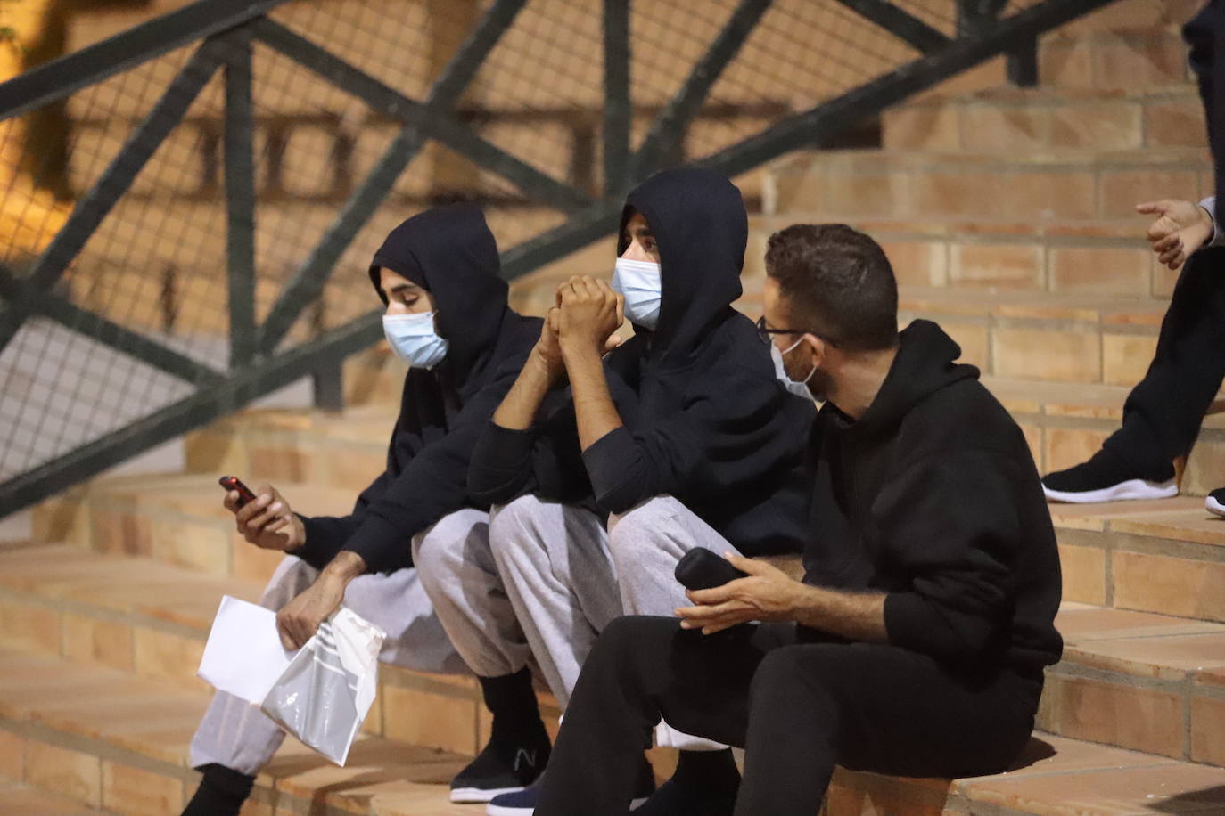 El Ayuntamiento de Motril fleta un autobús 'exprés' para que 24 inmigrantes hagan cuarentena