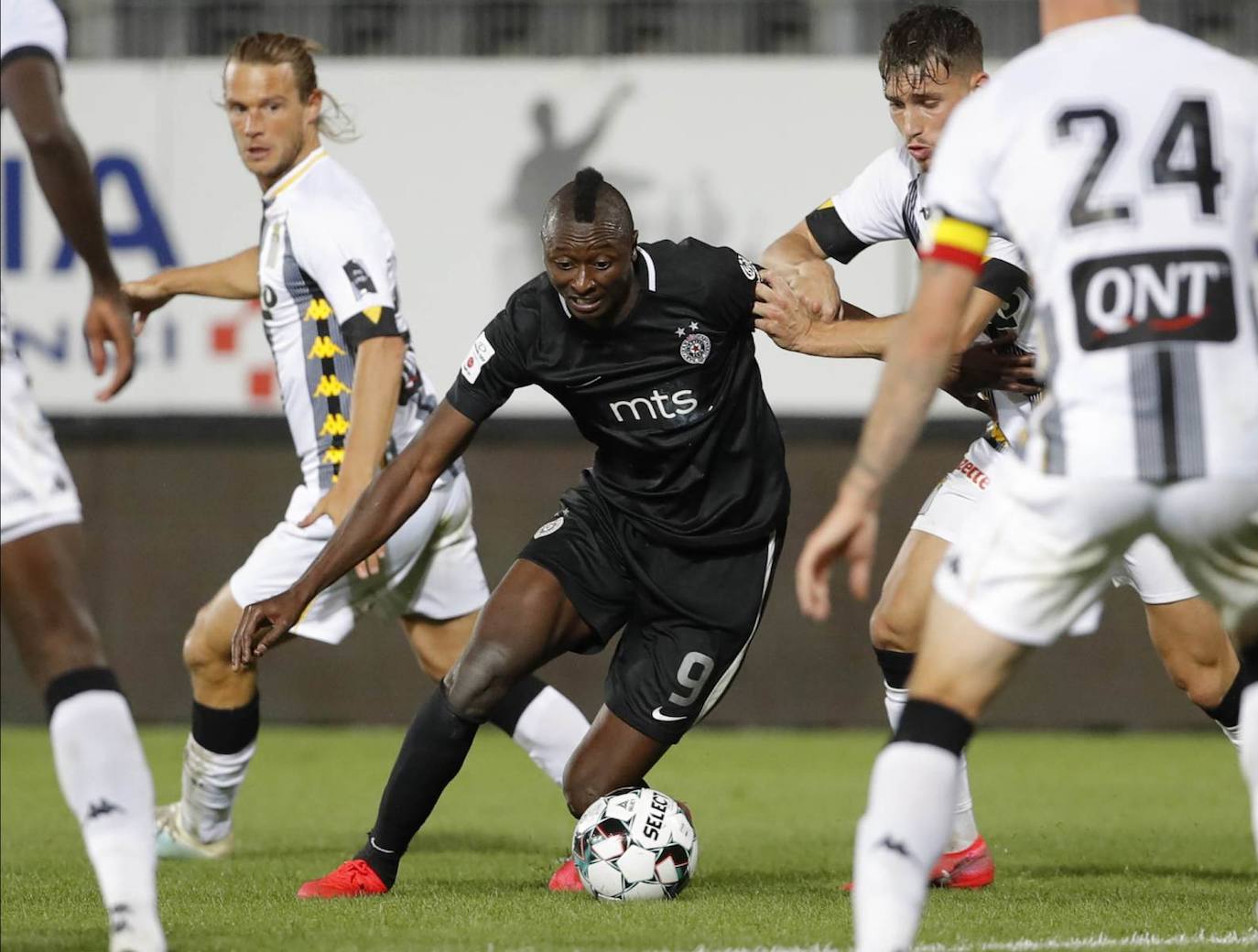 Umar Sadiq, el gol llega a la UD Almería desde Belgrado