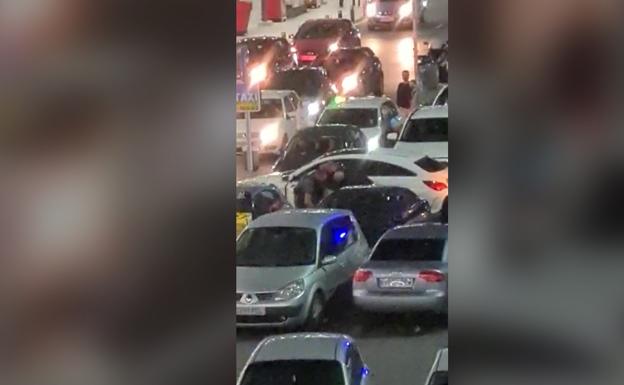 El vídeo de la detención de un hombre en el Centro Comercial Nevada por intentar atropellar a dos guardias civiles