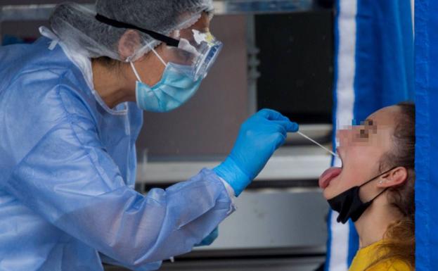 Valdepeñas toma medidas para frenar el brote tras detectar al menos 23 contagiados entre los temporeros de la vendimia