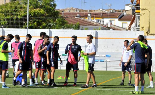 Los azulillos siguen creciendo y se imponen por 2-0 al Torredonjimeno en Andújar