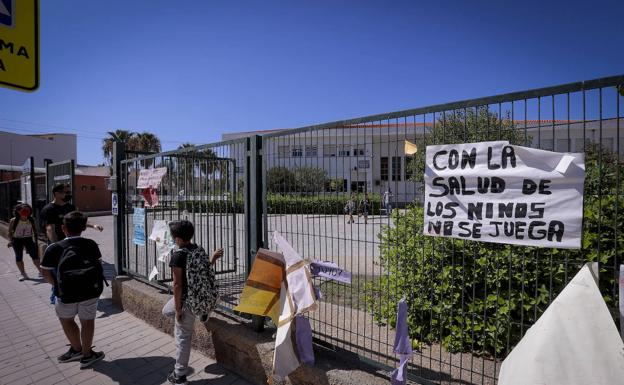 Los alumnos de Carchuna ya van a clase, sin desdoble de grupo, tras tres semanas de protestas