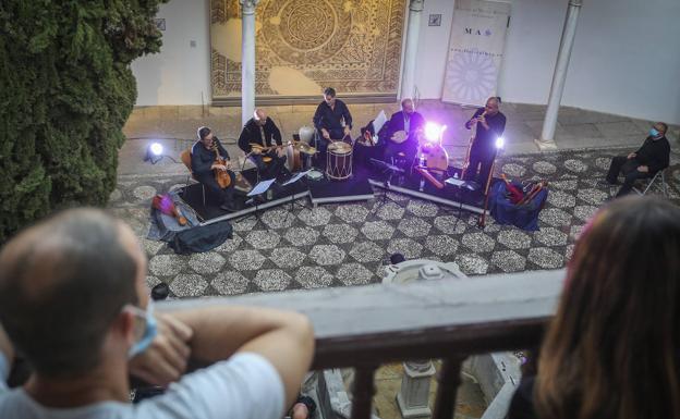 Cinco trovadores ante un mosaico romano