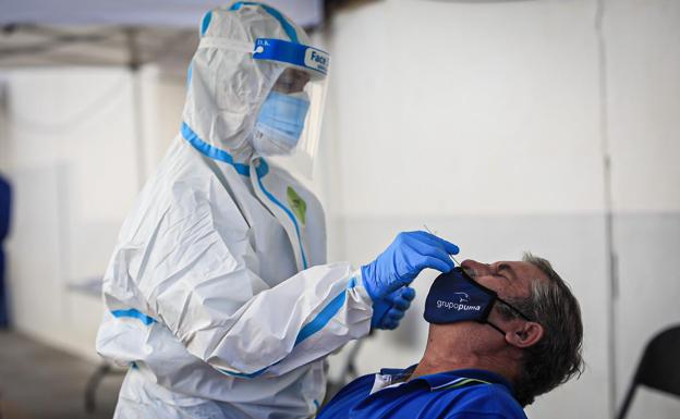 Un aluvión de vecinos de Alfacar, Zafarraya e Iznalloz se somete a los test masivos