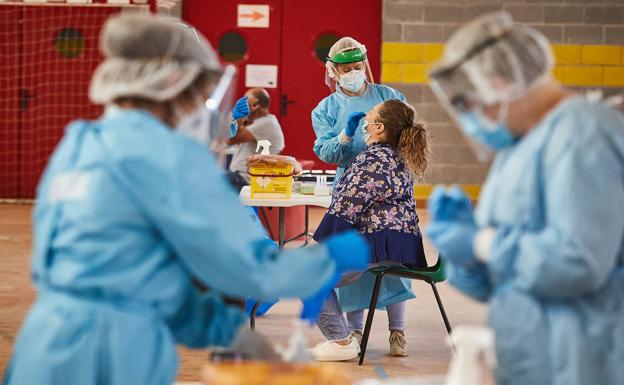 El 60% de los municipios andaluces supera la tasa máxima de contagio recomendada por la Unión Europea