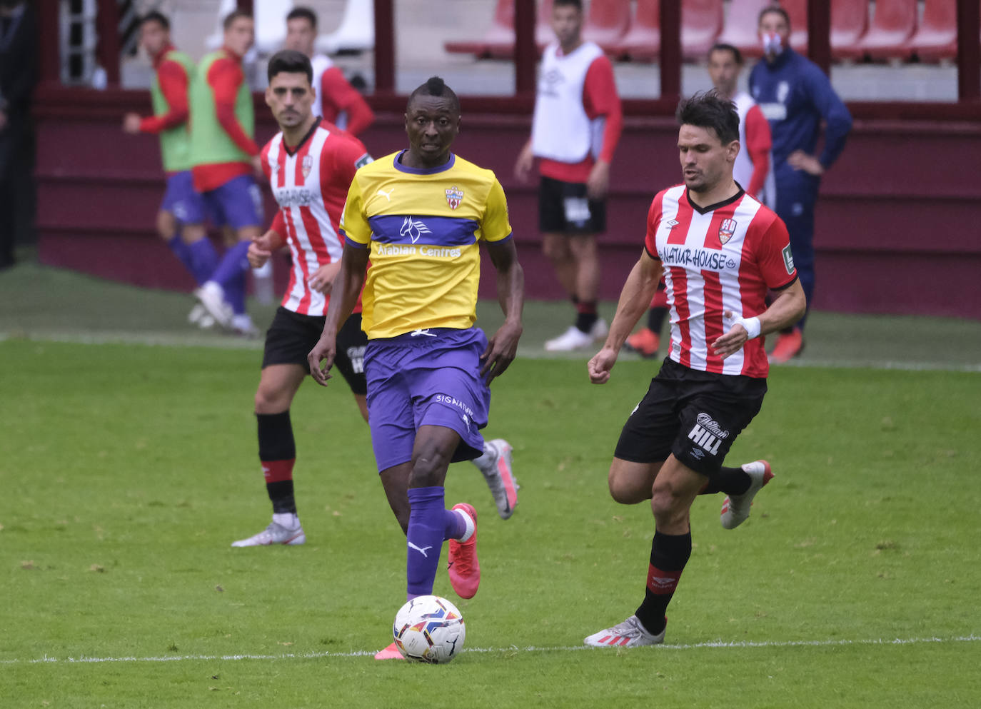 El dinero no da la felicidad al Almería ni se la quita al Logroñés