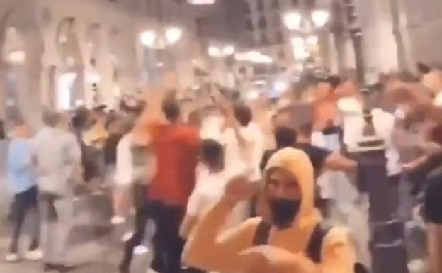El vídeo de la fiesta en pleno centro de Granada de madrugada