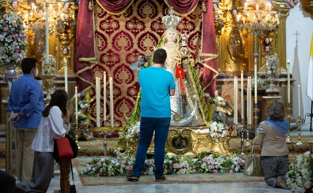 La Virgen del Rosario a los pies de su retablo dominico
