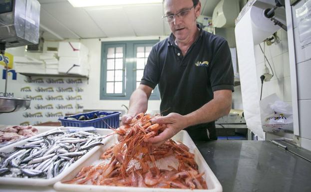 Los barcos de quisquillas llevan un mes amarrados por la bajada de las ventas