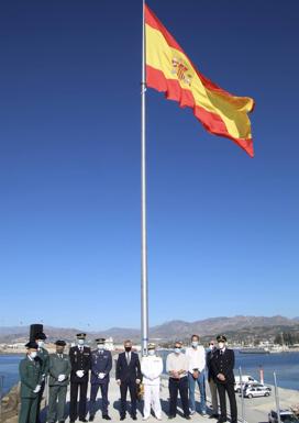 El puerto de Motril iza una bandera de España por las víctimas de la pandemia