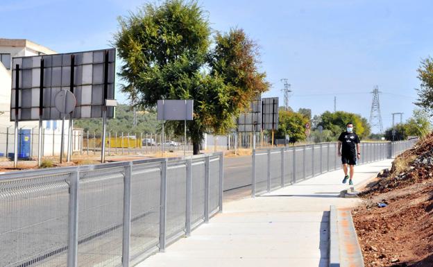 El acerado de 'Puerta de Castro', a falta de unos 'retoques' para finalizar