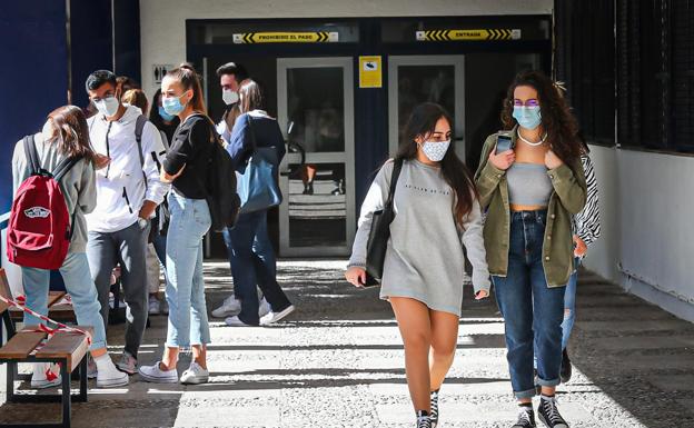 «Estamos a tiempo de frenar el altísimo ritmo de contagios entre los jóvenes en Granada»